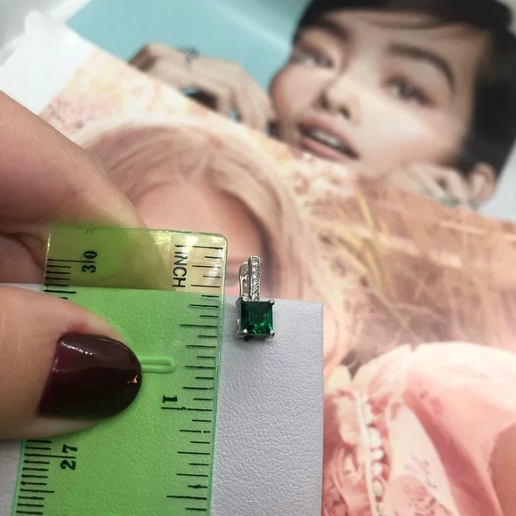 🌟 Emerald Sterling Silver Earring - Picture 5 of 6